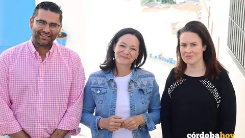 Rafi Cresp&iacute;n (centro), entre los socialistas Floren Santos e Inma Silas, en Espejo