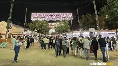 Visitantes paseando por el recinto de El Arenal ayer por la noche