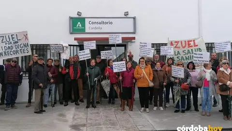 Protestas en Azuel por la reducci&oacute;n del horario sanitario en su consultorio, en una imagen de archivo