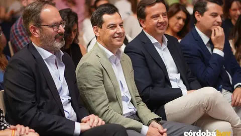 Juanma Moreno (centro), en Lucena esta ma&ntilde;ana