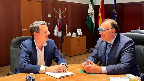 Firma del protocolo entre Jos&eacute; Mar&iacute;a Bellido y Arturo Bernal