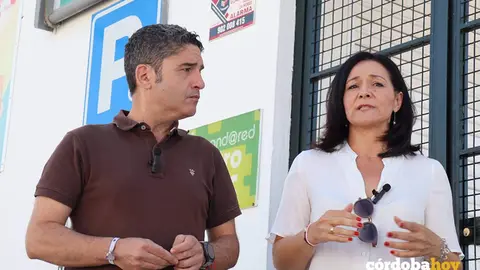Rafi Cresp&iacute;n atiende a los medios en Pedro Abad, acompa&ntilde;ada de Juan Antonio Reyes