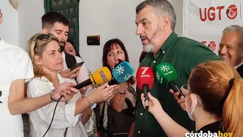 &Oacute;skar Mart&iacute;n atinde a los medios en C&oacute;rdoba esta ma&ntilde;ana