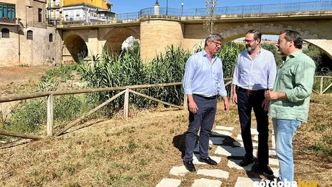 Adolfo Molina (centro), en Puente Genil