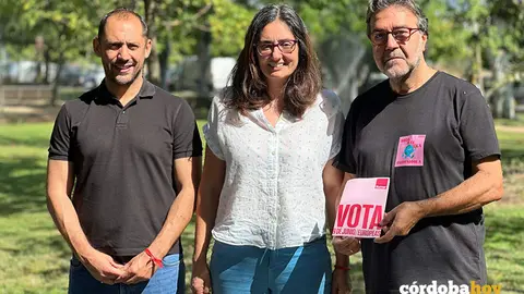 Sebasti&aacute;n P&eacute;rez, Carmen Mar&iacute;a Ruiz y Salustiano Luque, en el 'Bosque de Fukushima' de C&oacute;rdoba