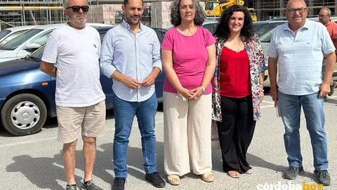 Sebasti&aacute;n P&eacute;rez (2&ordm; izda.) y Rosa Rodr&iacute;guez (centro), junto a otros cargos p&uacute;blicos y org&aacute;nicos de IU, ante el Hospital de Montilla
