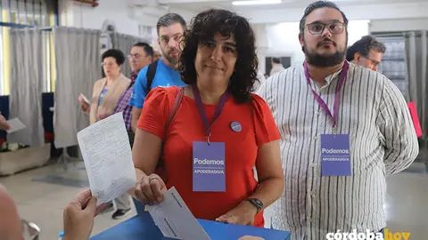 Ana Calzada, acompa&ntilde;ada de Iv&aacute;n Fern&aacute;nde, votando en su colegio electoral