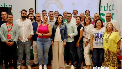 Rafi Cresp&iacute;n (centro) acompa&ntilde;ada de l&iacute;deres y cargos socialistas al final de las elecciones de ayer