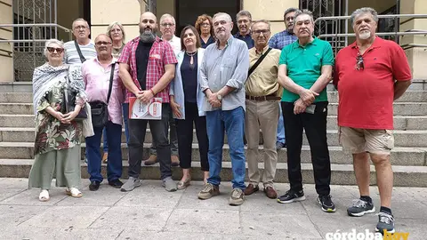 Jos&eacute; Enrique Guerra (tercero por la izquierda) y Luis Naranjo (cuarto por la derecha), junto a otros responsables del Foro y de CCOO, en una imagen de archivo