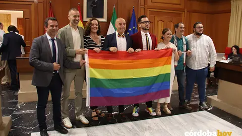 La bandera multicolor del colectivo LGTBI que PSOE y Hacemos llevaron a uno de los plenos, en una imagen de archivo FOTO RAFA MELLADO SENIOR