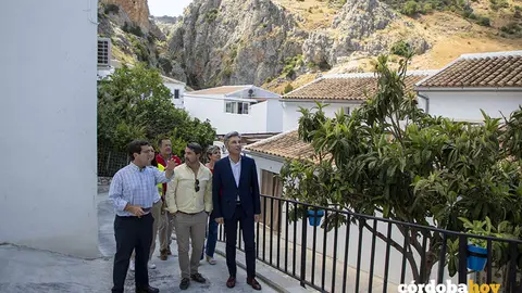 Andr&eacute;s Lorite (de traje) visita las obras de mejora de accesibilidad en Zuheros