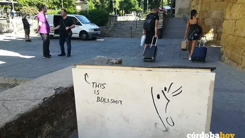 Turistas y pintadas en el panel de la declaraci&oacute;n patrimonial del Casco, en una imagen de archivo
