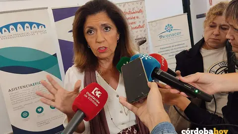 La delegada territorial de Salud y Consumo de la Junta de Andaluc&iacute;a en C&oacute;rdoba, Mar&iacute;a Jes&uacute;s Botella, atiende a los periodistas en una imagen de archivo