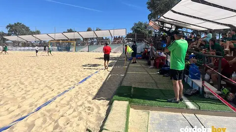 Un partido de f&uacute;tbol playa en el Campo de La Colada, en El Viso, en una imagen de archivo FOTO AYUNTAMIENTO DE EL VISO