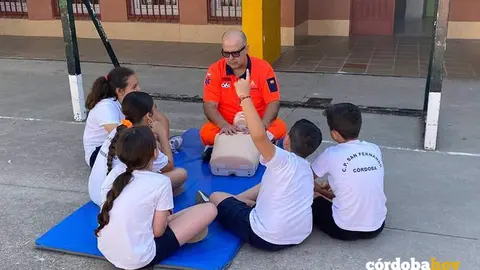 Algunos de los alumnos participantes en la jornada de formaci&oacute;n en reanimaci&oacute;n cardiopulmonar y primeros auxilios FOTO JUNTA DE ANDALUC&Iacute;A