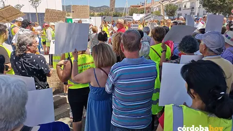 Vecinos y vecinas de Los &Aacute;ngeles se concentran en Alcolea para exigir que se mantenga abierto su consultorio FOTO AVV 'POETA RAFAEL ALBERTI'