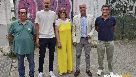 Representantes del PSOE y vecinos ante el estadio San Eulogio
