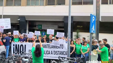 Concentraci&oacute;n de la Junta de Personal Docente no Universitario de C&oacute;rdoba, contra eL "desmantelamiento" de la FP a Distancia FOTO CSIF