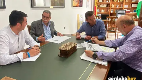 El delegado de Desarrollo Educativo y Formaci&oacute;n Profesional de la Junta, Jos&eacute; Francisco Viso (segundo por la izda.), en su encuentro con los alcaldes de Pedroche y Torrecampo