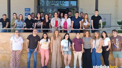 Blanca Torrent (con camiseta roja) junto a los 15 participantes en el curso Marketing y compraventa internacional del Imdeec