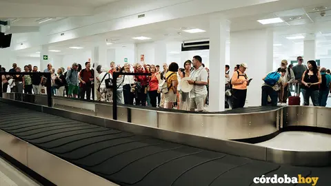 Pasajeros en el Aeropuerto de C&oacute;rdoba, en una imagen de archivo