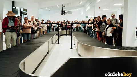 Viajeros en el Aeropuerto de C&oacute;rdoba, en una imagen de archivo
