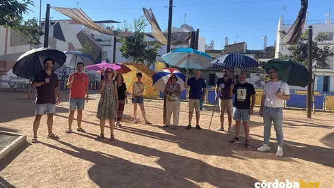 Reivindicaci&oacute;n con paraguas y sombrillas de la Asociaci&oacute;n Vecinal Regina Magdalena en el antiguo Cine Andaluc&iacute;a