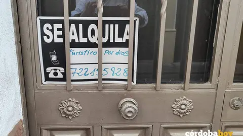 Cartel en el Casco Hist&oacute;rico de C&oacute;rdoba para alquilar por d&iacute;as una vivienda