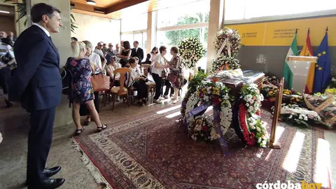 Pedro Fern&aacute;ndez (izquierda), ante la capilla ardiente de Rafi Valenzuela en la Subdelegaci&oacute;n del Gobierno en C&oacute;rdoba FOTO EUROPA PRESS