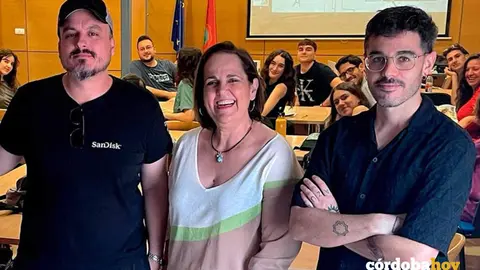 Blanca Torrent con Edgar Burgos (izquierda) y un miembro de la Escola Superior de Cinema i Audivisuals de Catalunya