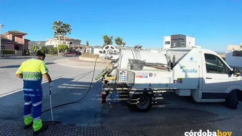 Operario de Aqualia limpiando los imbornales en Baena