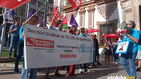 Concentraci&oacute;n de CCOO ante la Diputaci&oacute;n por el convenio colectivo de Emproacsa, en una imagen de archivo