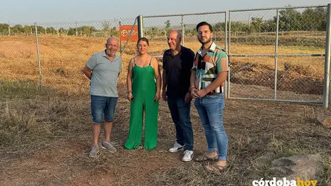 Miembros de Hacemos C&oacute;rdoba y vecinos ante los huertos familiares de Levante