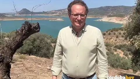 Jos&eacute; Ram&iacute;rez del R&iacute;o, en uno de ls pantanos pr&oacute;ximo al incendio de Cerro Muriano FOTO VOX