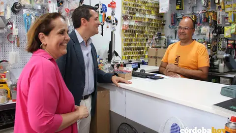 Blanca Torrent y Jos&eacute; Mar&iacute;a Bellido visitan uno de los comercios beneficiados por las ayudas del Imdeec FOTO PATRICIA CACHINERO