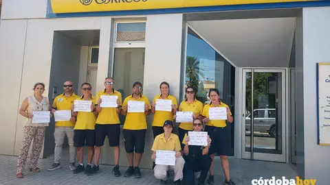 Protesta de la plantilla de Correos esta ma&ntilde;ana en La Carlota FOTO CSIF