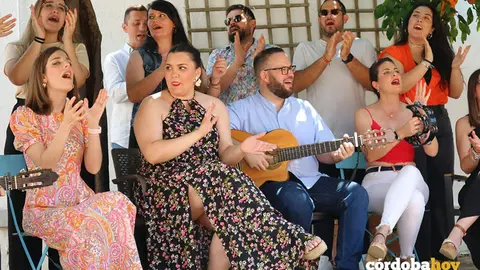 Parte del Coro Rociero La Borriquita, de Montoro, cantando 'Eres', de Massiel