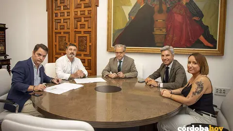 El presidente de la Diputaci&oacute;n de C&oacute;rdoba, Salvador Fuentes (centro), en la firma con la Asociaci&oacute;n Toro de Cuerda de Carcabuey FOTO DIPUTACION DE CORDOBA