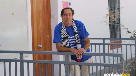 El portavoz de Hacemos C&oacute;rdoba en el Ayuntamiento, Juan Hidalgo, ante el Centro de Emergencia Habitacional FOTO HACEMOS C&Oacute;RDOBA