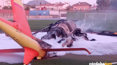 El helic&oacute;ptero del 061 incendiado en el campo de f&uacute;tbol de Cabra