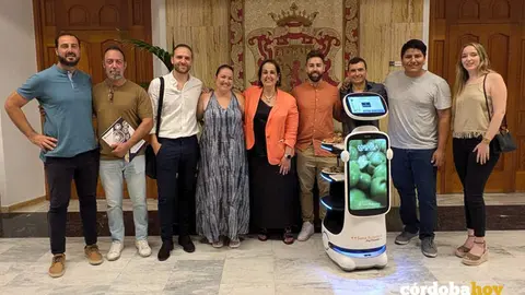 Blanca Torrent (centro) junto a lps creadores de las startups aceleradas por el Imdeec FOTO AYUNTAMIENTO DE C&Oacute;RDOBA