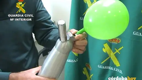 Un agente de la Guardia Civil con material para inhalar &oacute;xido nitroso