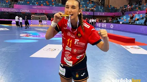 Elena Torres, con su medalla de campeona del mundo