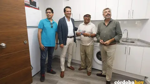 Entrega de llaves de las viviendas en la antigua Escuela Infantil F&eacute;lix Ortega FOTO AYUNTAMIENTO DE C&Oacute;RDOBA