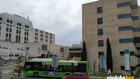 Un autob&uacute;s de Aucorsa en el Hospital Reina Sof&iacute;a, en una imagen de archivo