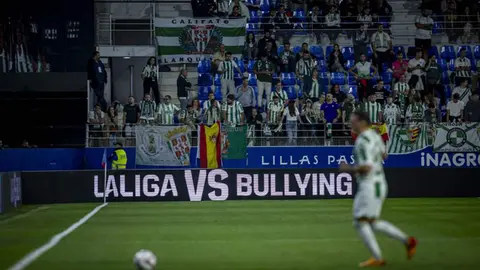 Aficionados blanquiverdes desplazados a Huesca FOTO LALIGA HYPERMOTION