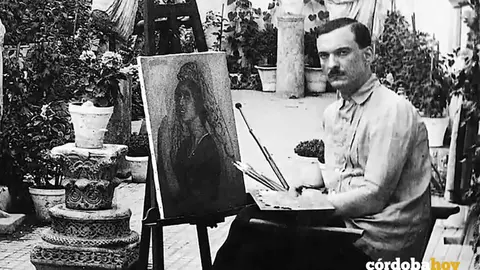 El pintor cordob&eacute;s Julio Romero de Torres en el patio-jard&iacute;n de su casa en C&oacute;rdoba, en una imagen de archivo
