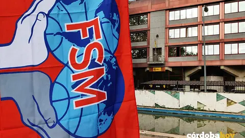 Bandera de la Federaci&oacute;n Sindical Mundial ante la Inspecci&oacute;n de Trabajo en C&oacute;rdoba