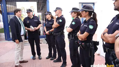 Jes&uacute;s Coca saluda a los y las agentes tutores de la Polic&iacute;a Local cordobesa FOTO AYUNTAMIENTO