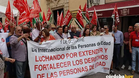 Cresp&iacute;n (centro, tras la pancarta) en la concentraci&oacute;n de jubilados FOTO PSOE
